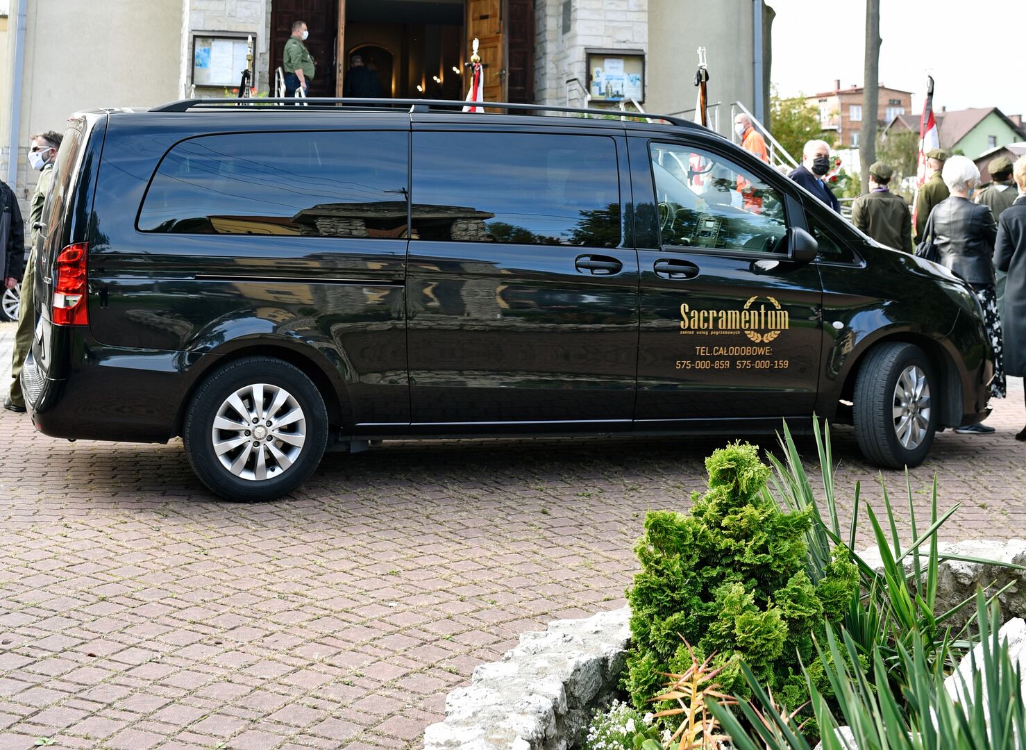 Samochód transportowy zakładu pogrzebowego Sacramentum